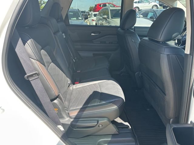 Used 2024 Nissan Pathfinder Platinum w/ Black Appearance Package image 10