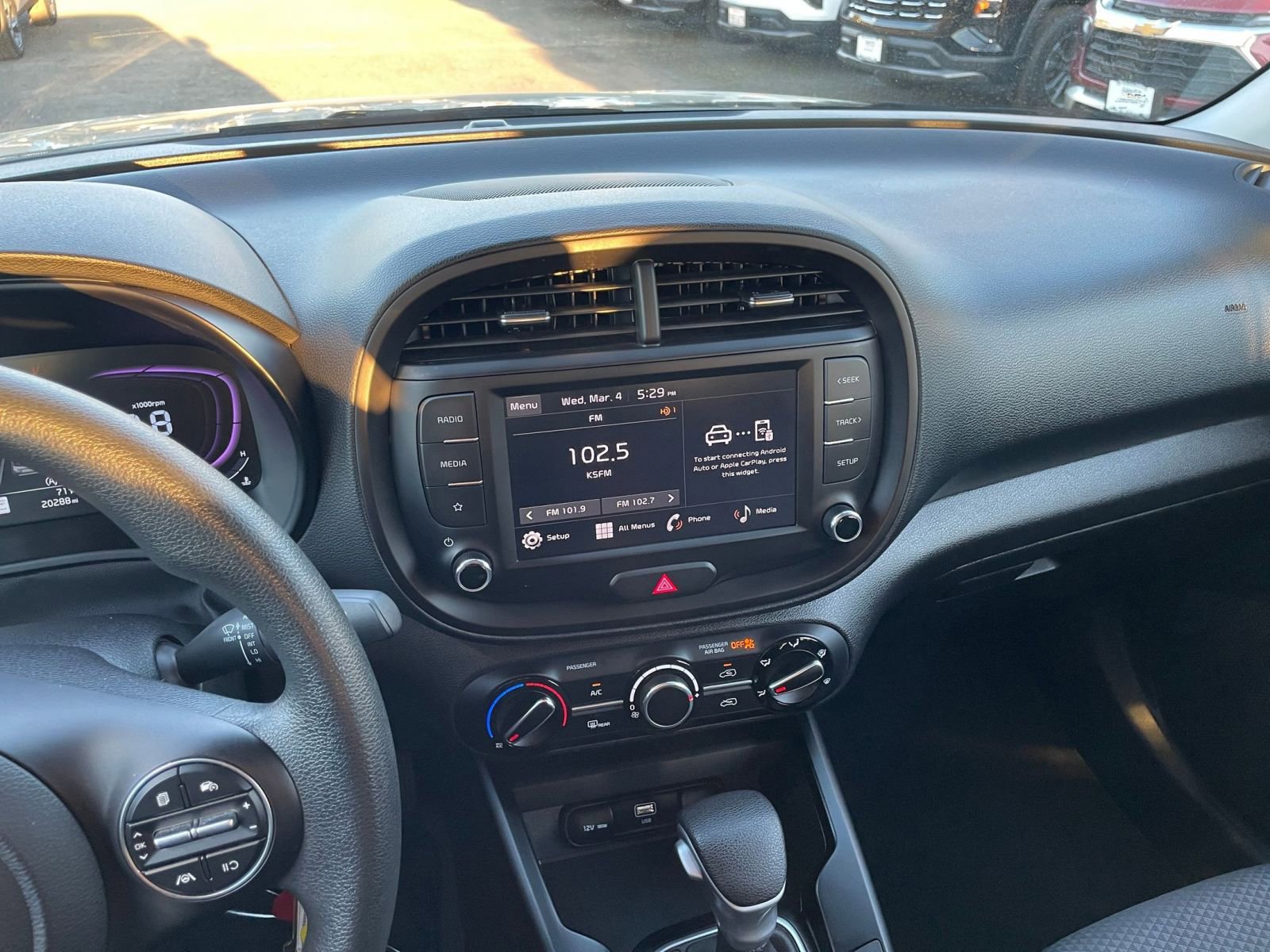Used 2025 Kia Soul LX w/ LX Technology Package FWD image 17