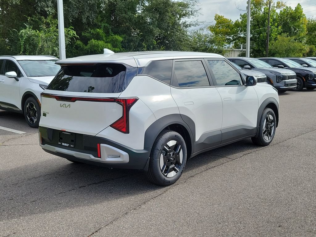 New 2027 Kia Seltos LX FWD image 6