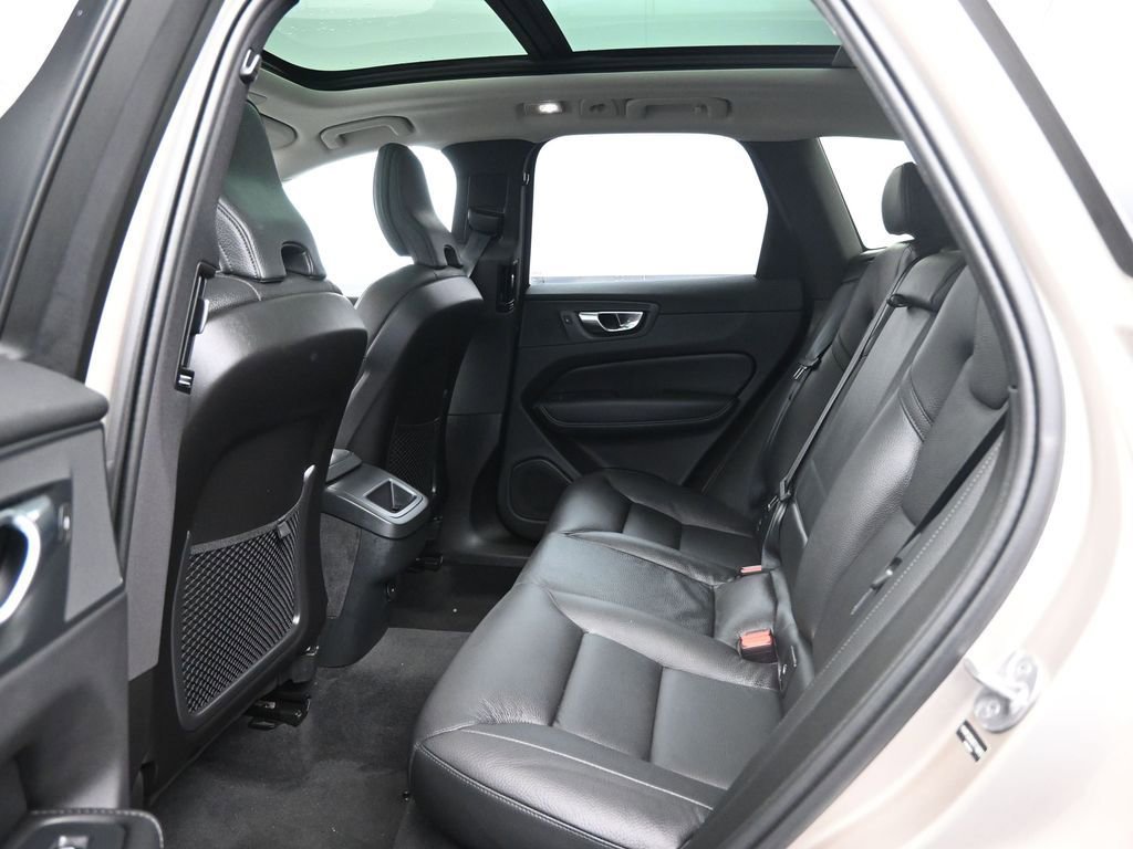 Used 2025 Volvo XC60 B5 Plus image 30