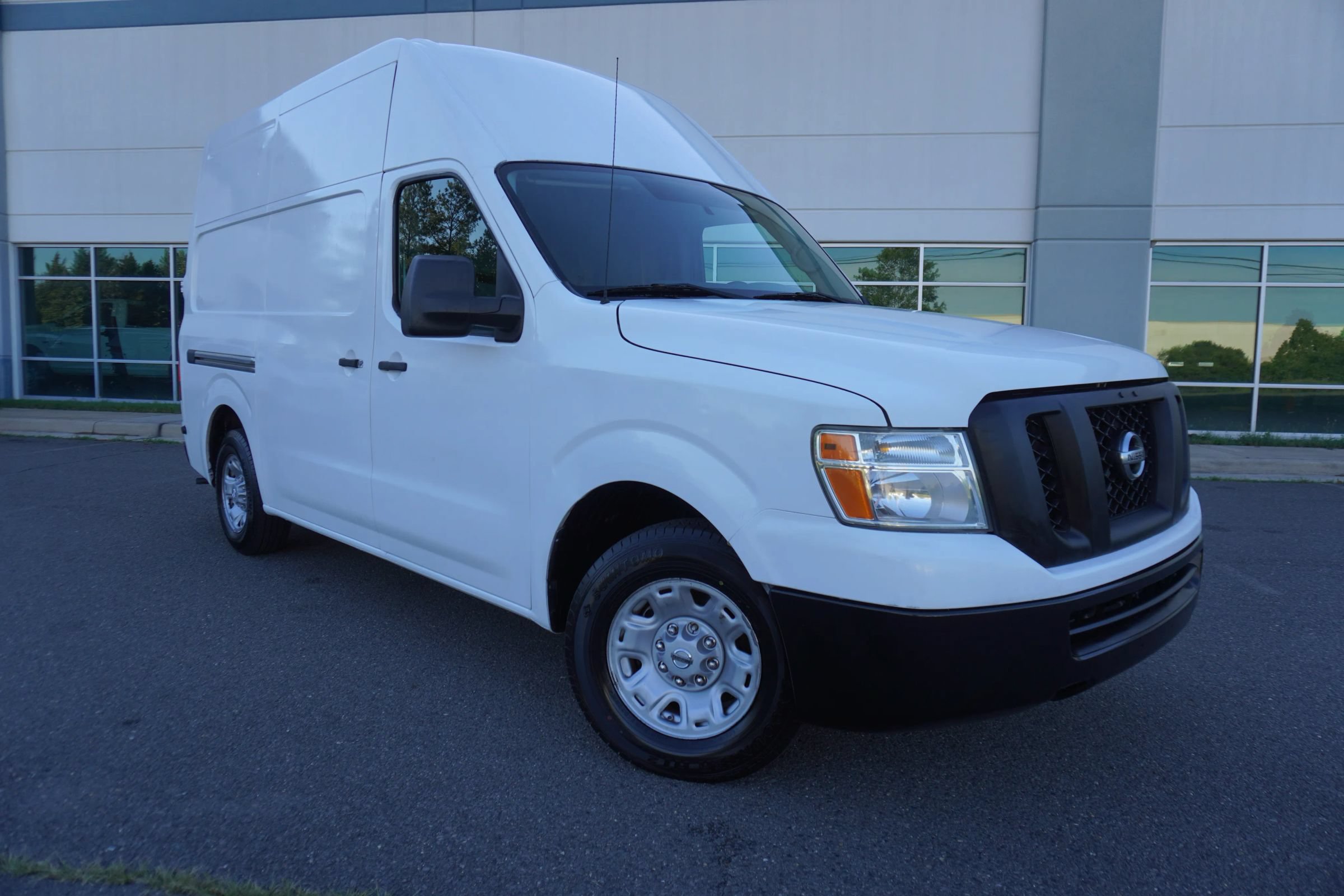 Used 2016 Nissan NV 2500 SV RWD image 1