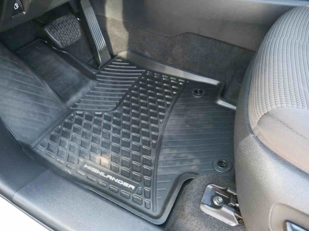 Used 2024 Toyota Highlander LE image 29