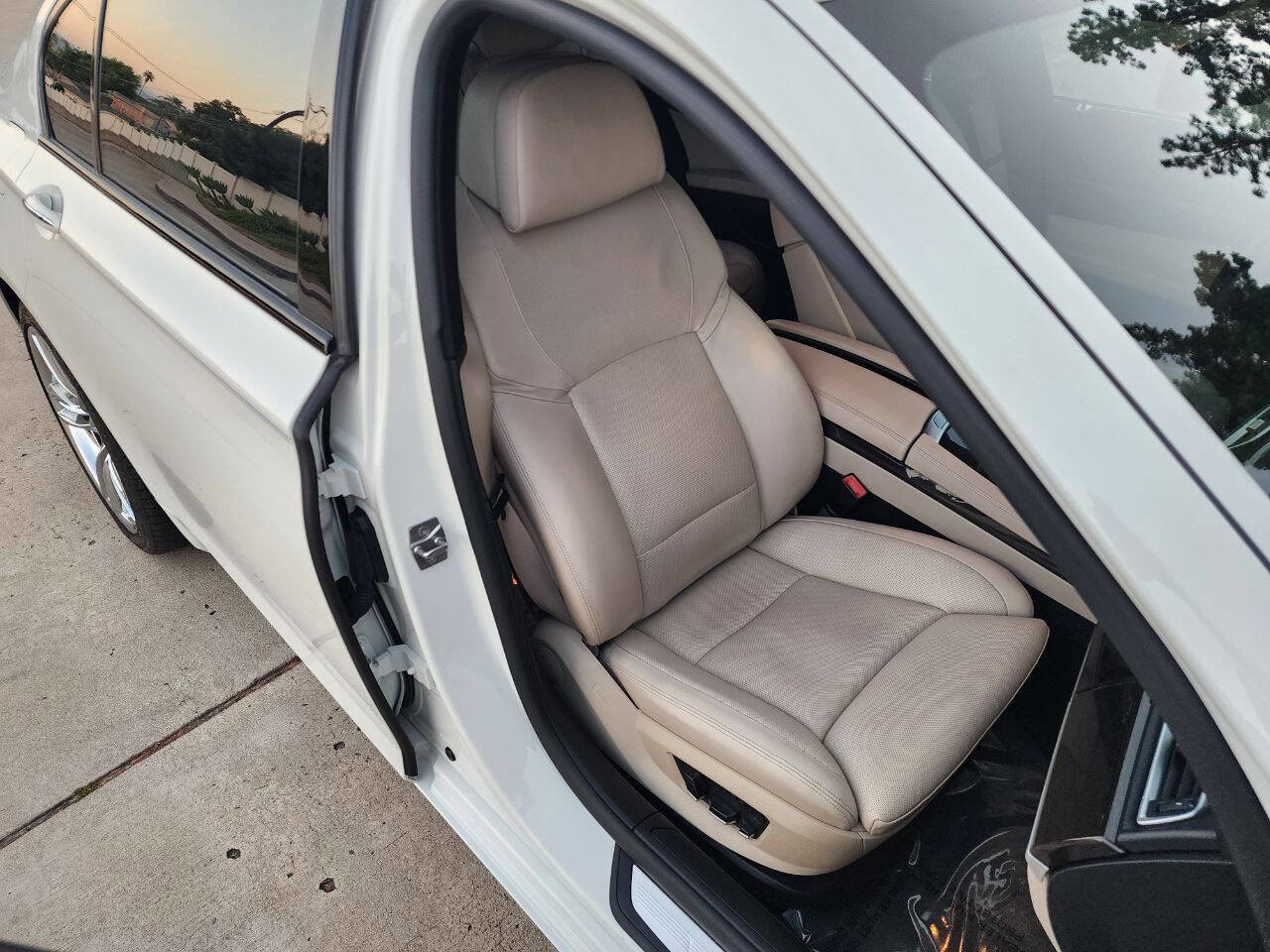 Used 2012 BMW 750Li w/ Driver Assistance Pkg image 17