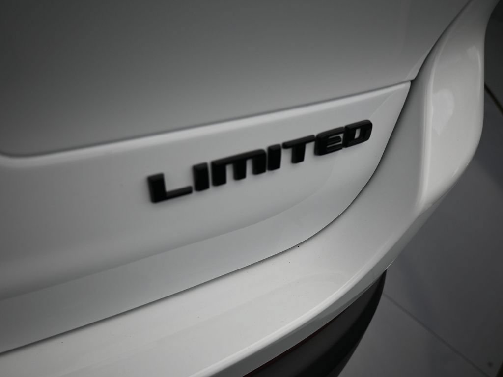 Used 2025 Jeep Grand Cherokee L Limited w/ Black Appearance Package AWD/4WD image 33