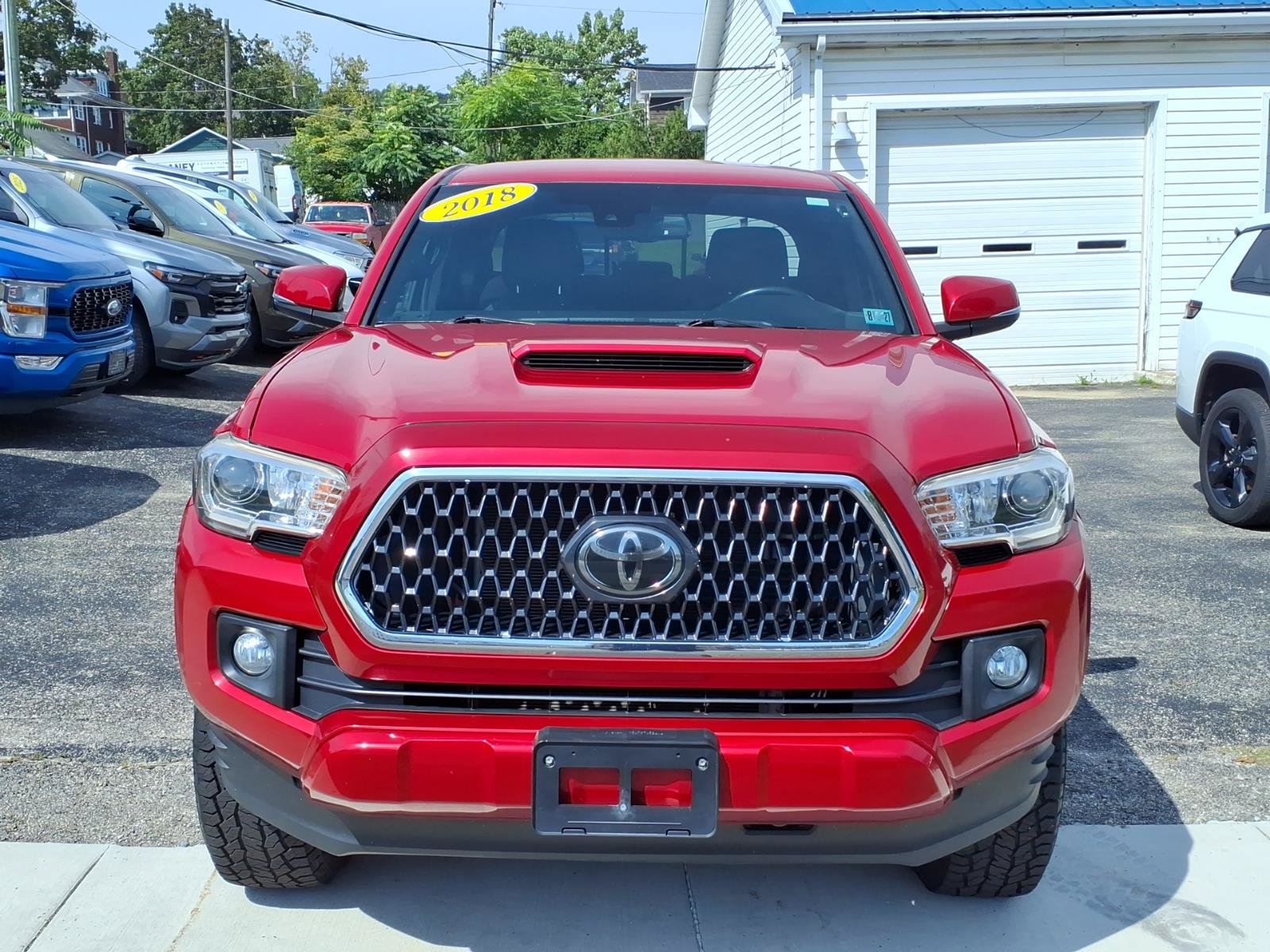 Used 2018 Toyota Tacoma TRD Sport AWD/4WD image 9