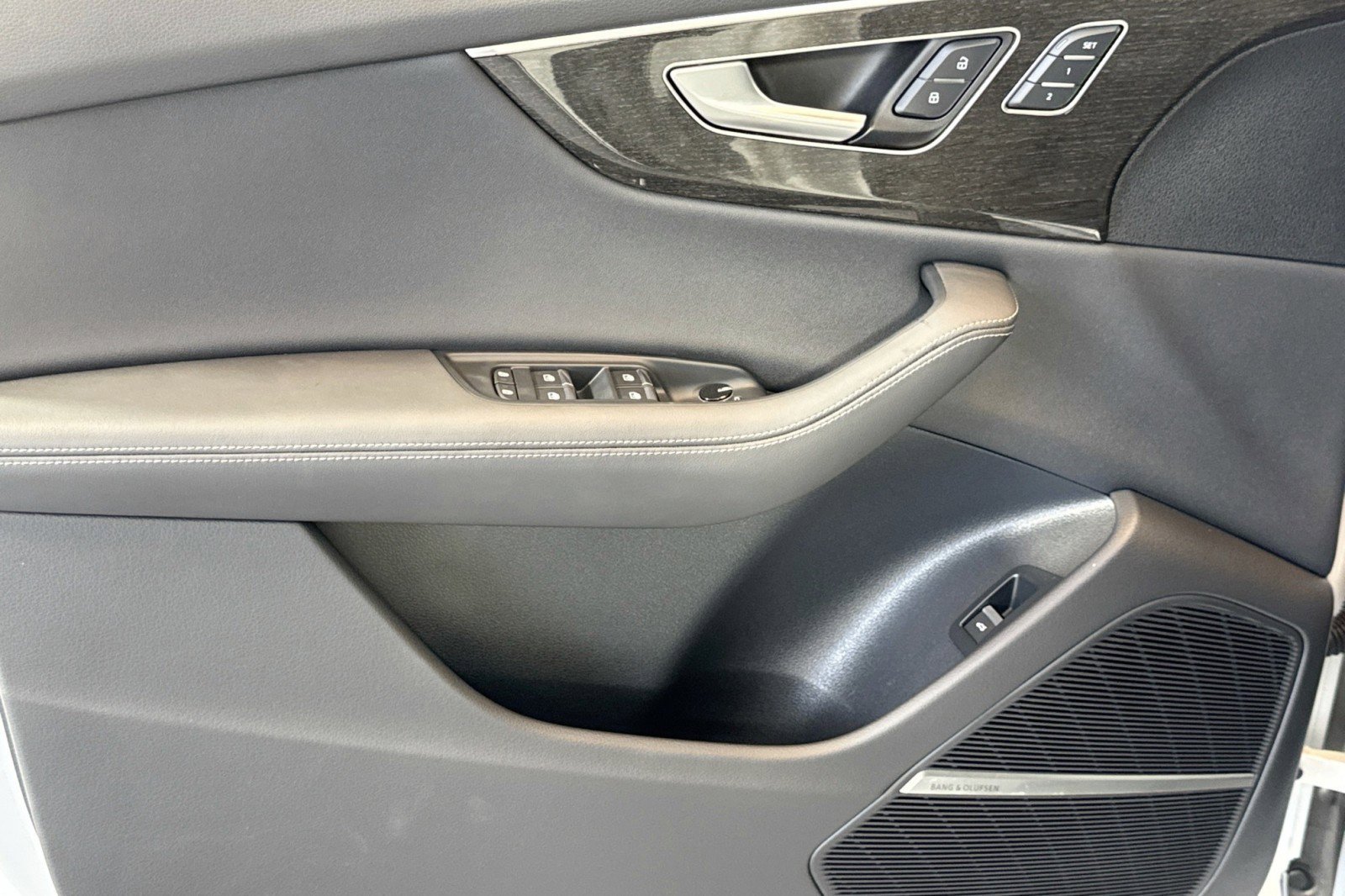 Used 2024 Audi Q8 Premium Plus w/ Premium Plus Package image 16