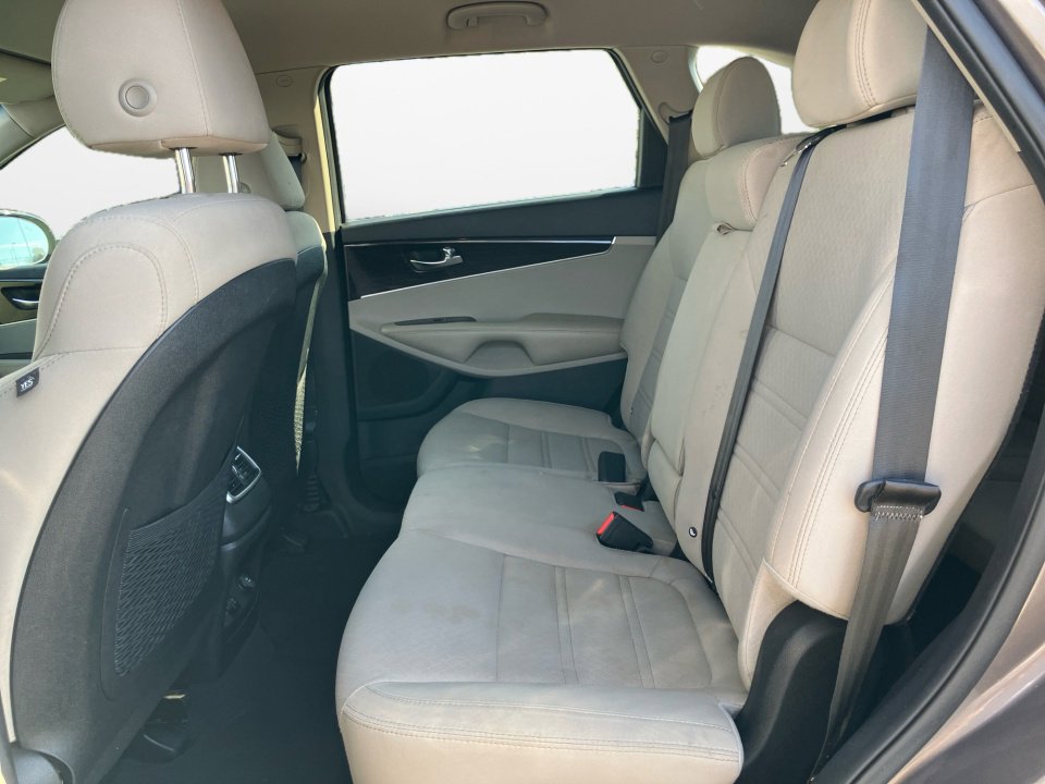 Used 2019 Kia Sorento FWD V6 image 16