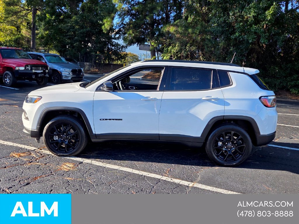Used 2026 Jeep Compass Latitude AWD/4WD image 2