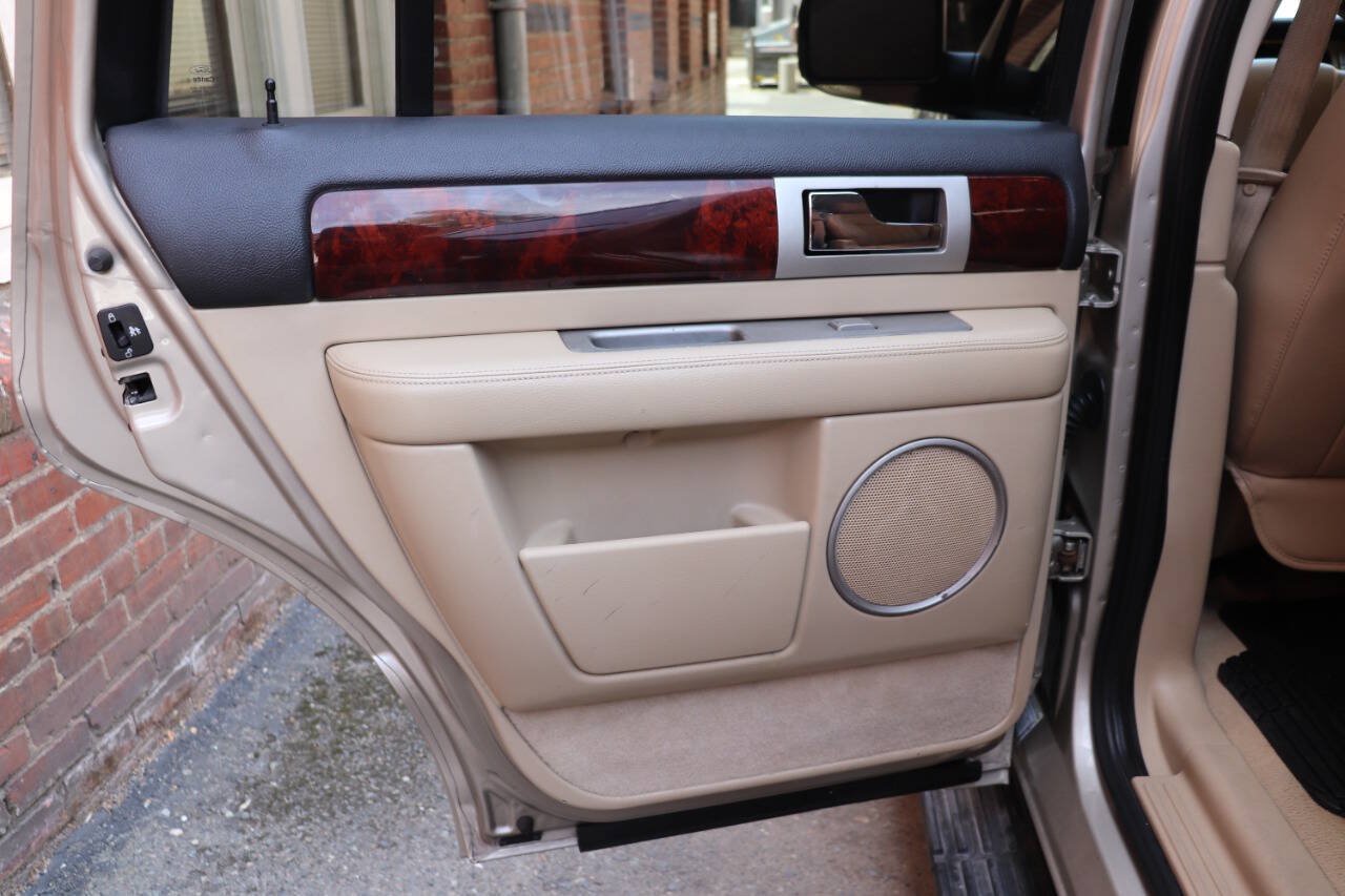 Used 2006 Lincoln Navigator Luxury RWD image 39