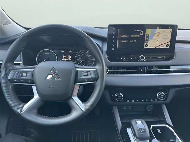 Used 2025 Mitsubishi Outlander SE image 15