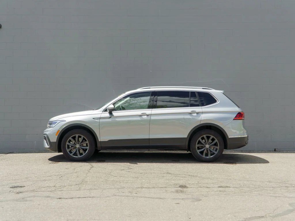 Used 2023 Volkswagen Tiguan SE w/ Panoramic Sunroof Package AWD/4WD image 2