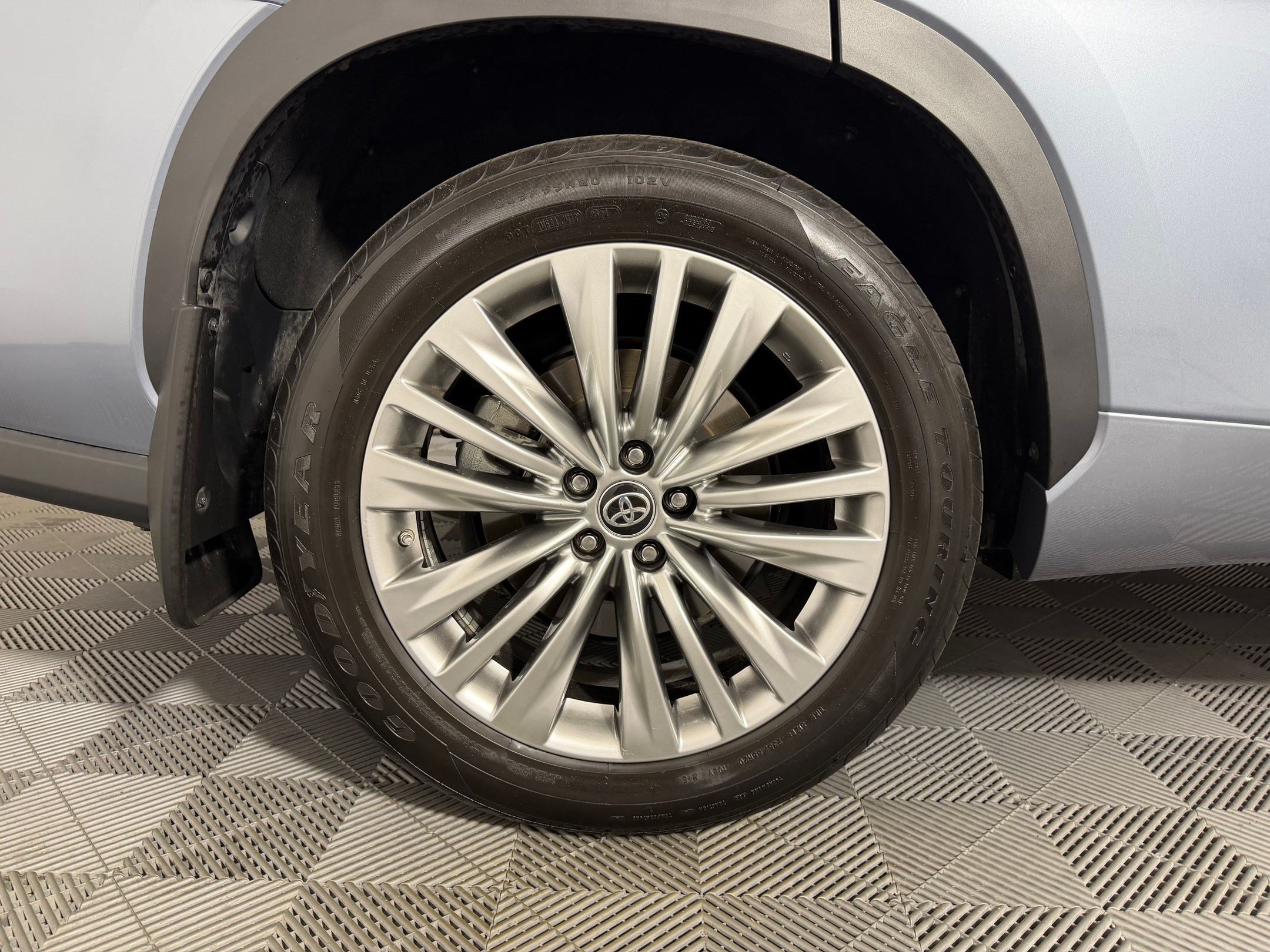 Used 2024 Toyota Highlander Platinum FWD image 22
