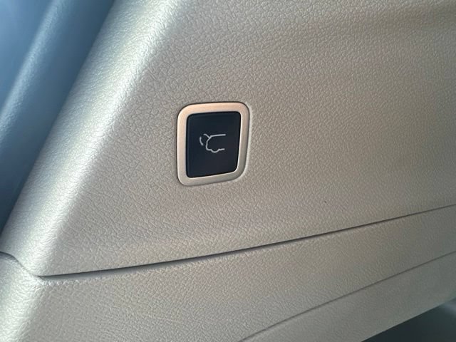 Used 2023 Chrysler Voyager LX FWD image 17