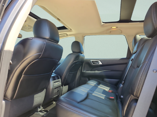 Used 2017 Nissan Pathfinder Platinum FWD image 16
