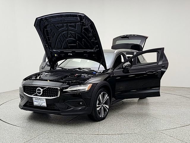 Used 2025 Volvo V60 B5 Cross Country Plus AWD/4WD image 9