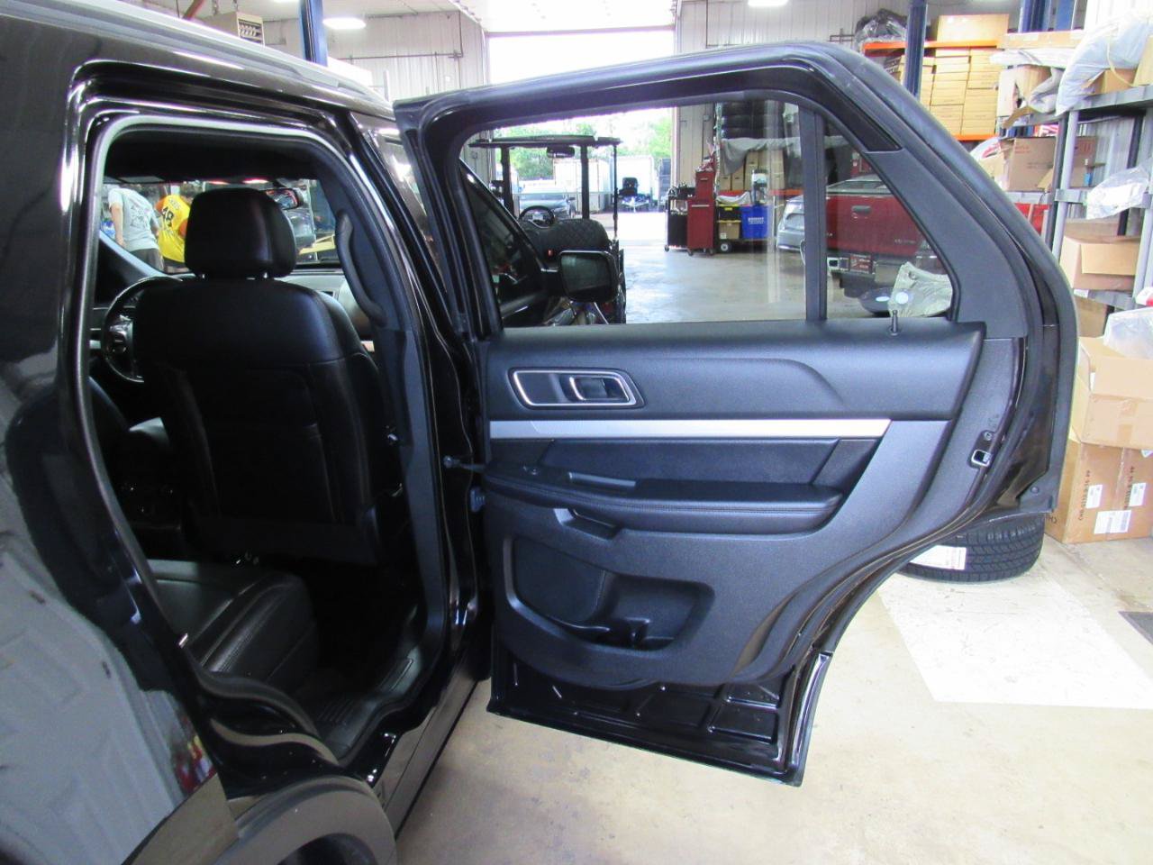 Used 2017 Ford Explorer XLT w/ Equipment Group 202A AWD/4WD image 27