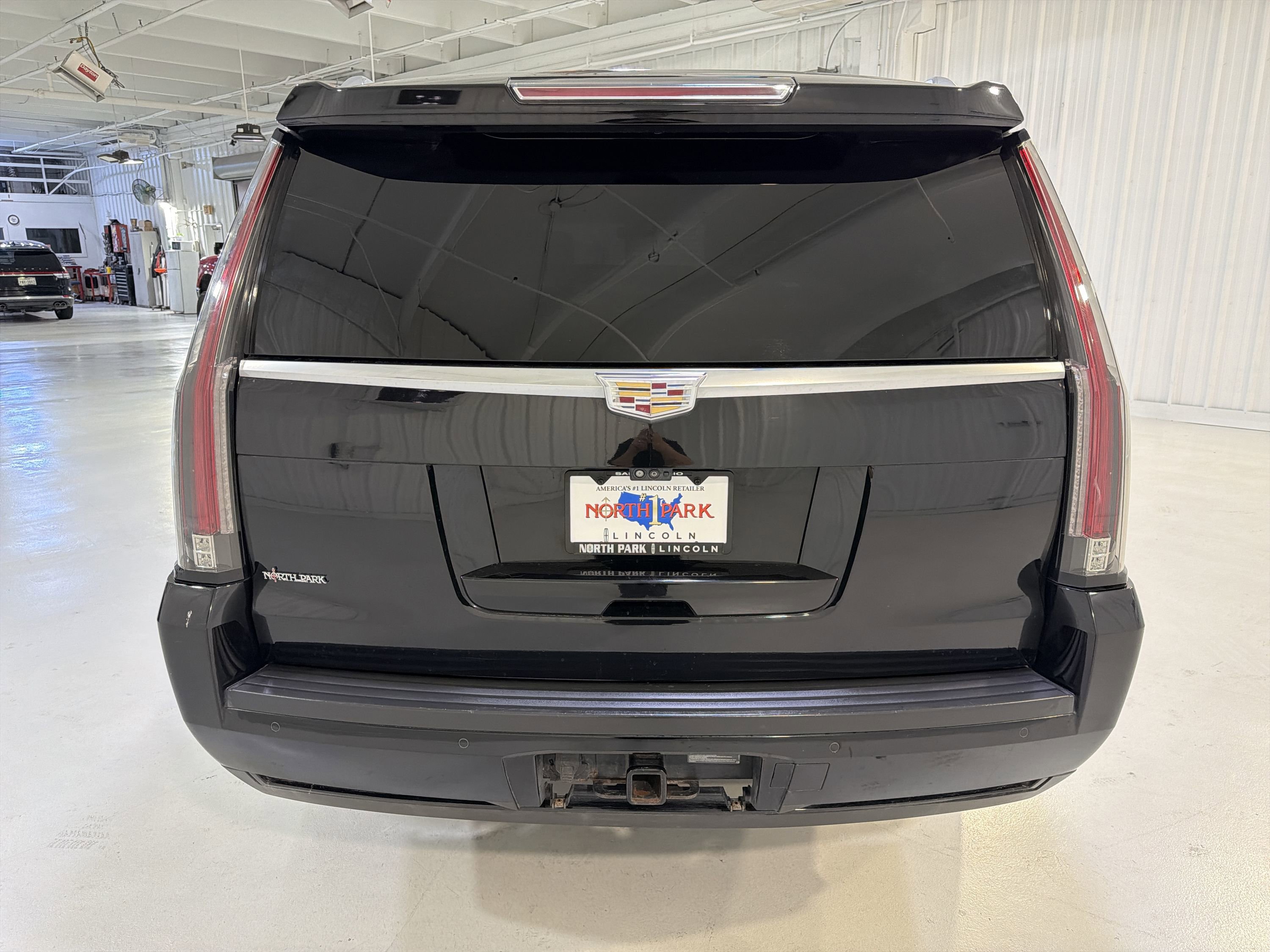 Used 2017 Cadillac Escalade ESV Platinum RWD image 27