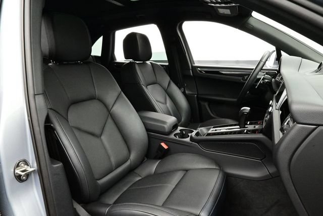 Certified 2025 Porsche Macan AWD/4WD image 17