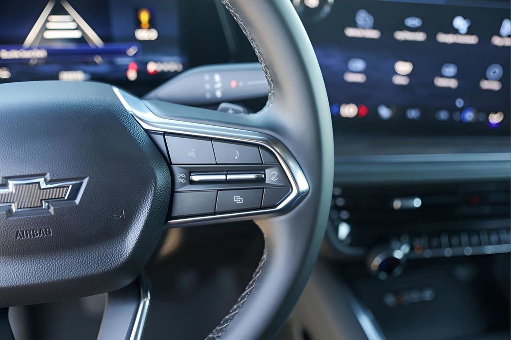 Used 2025 Chevrolet Suburban Z71 image 13