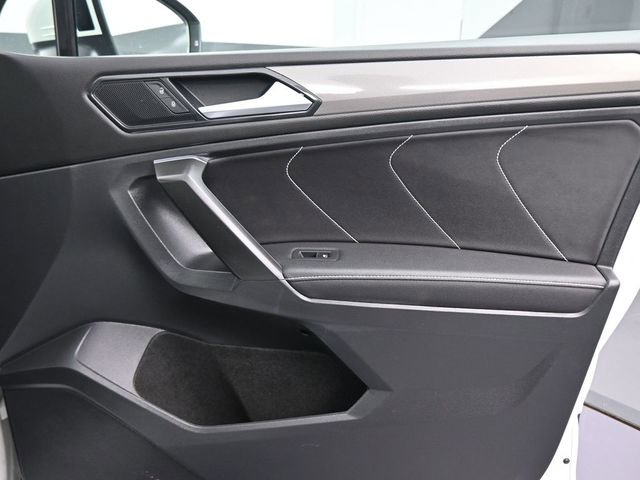 Used 2023 Volkswagen Tiguan SE w/ Panoramic Sunroof Package image 21