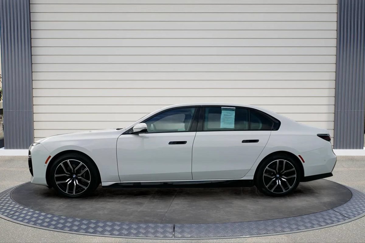 Used 2023 BMW i7 xDrive60 w/ Executive Package 2 AWD/4WD image 3