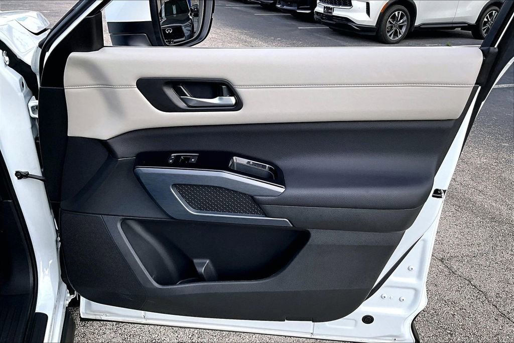 Used 2025 Nissan Pathfinder SL image 23