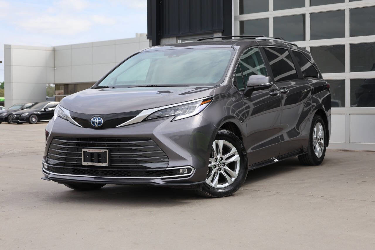 Used 2024 Toyota Sienna Limited AWD/4WD image 3