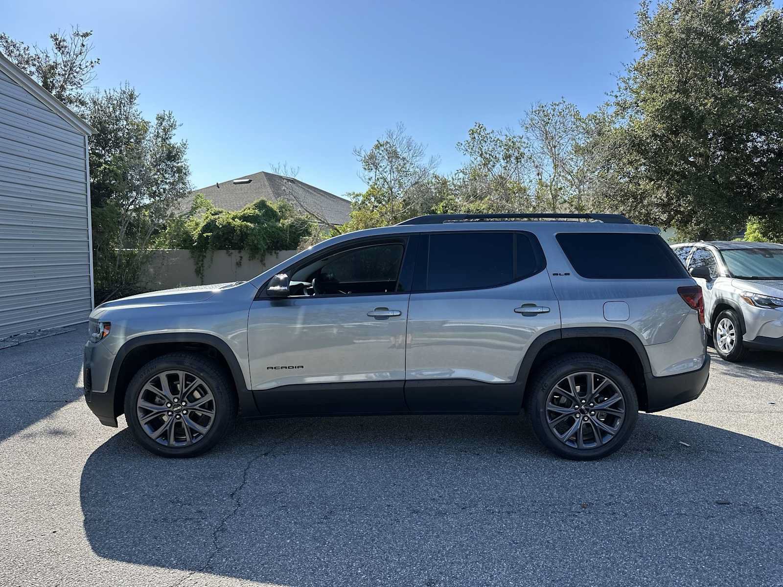 Certified 2023 GMC Acadia SLE w/ Driver Convenience Package AWD/4WD image 3