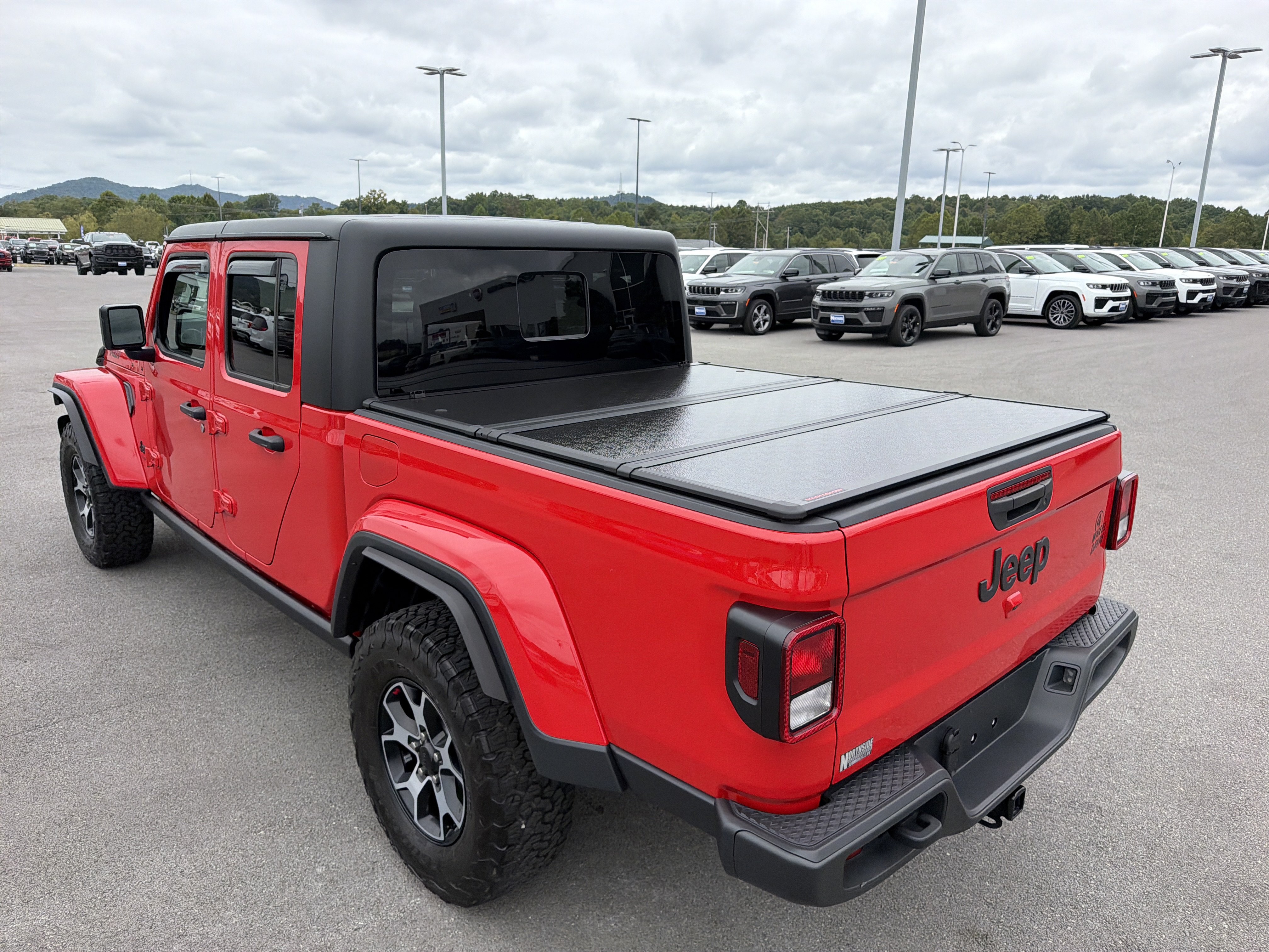 Used 2023 Jeep Gladiator Sport AWD/4WD image 9