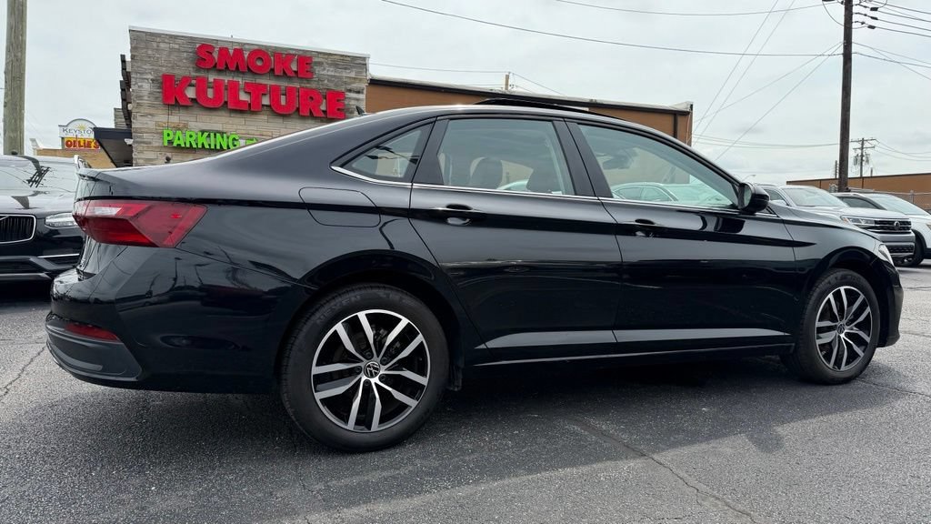 Used 2025 Volkswagen Jetta SE FWD image 8
