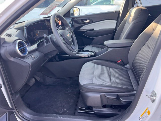 Used 2025 Chevrolet Trax LT FWD image 8