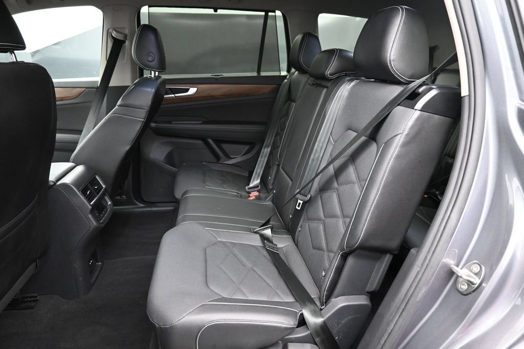 Used 2025 Volkswagen Atlas SE AWD/4WD image 16