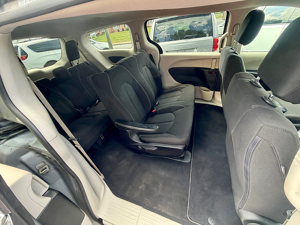 Used 2020 Chrysler Voyager L FWD image 12