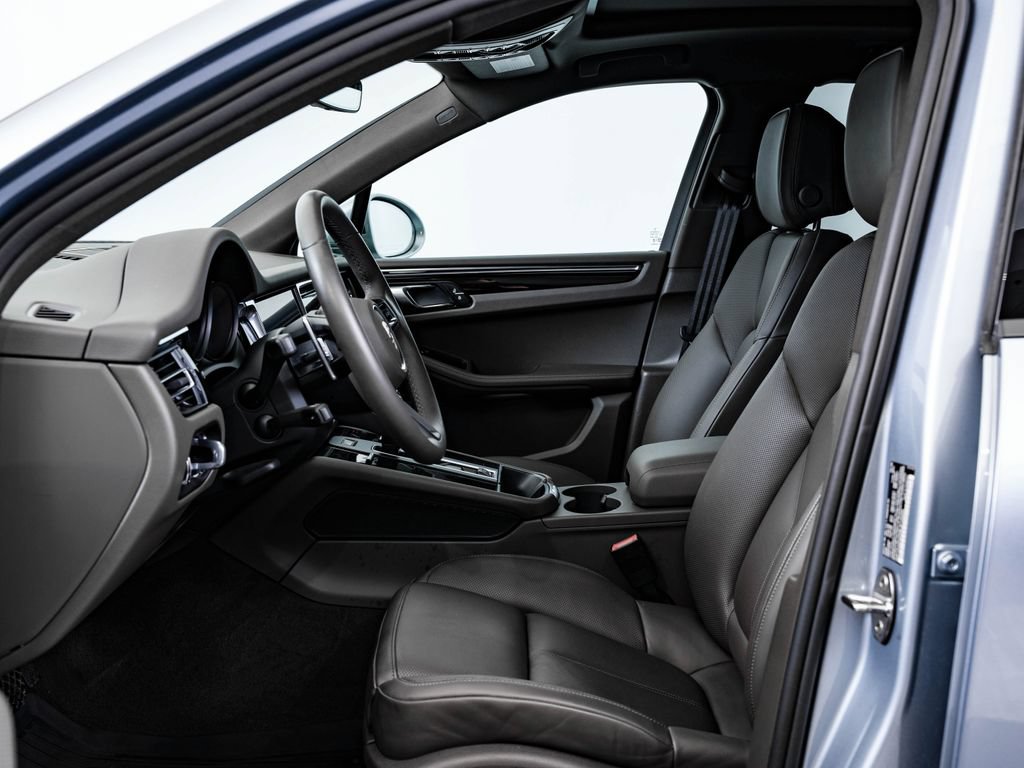 Certified 2025 Porsche Macan AWD/4WD image 5