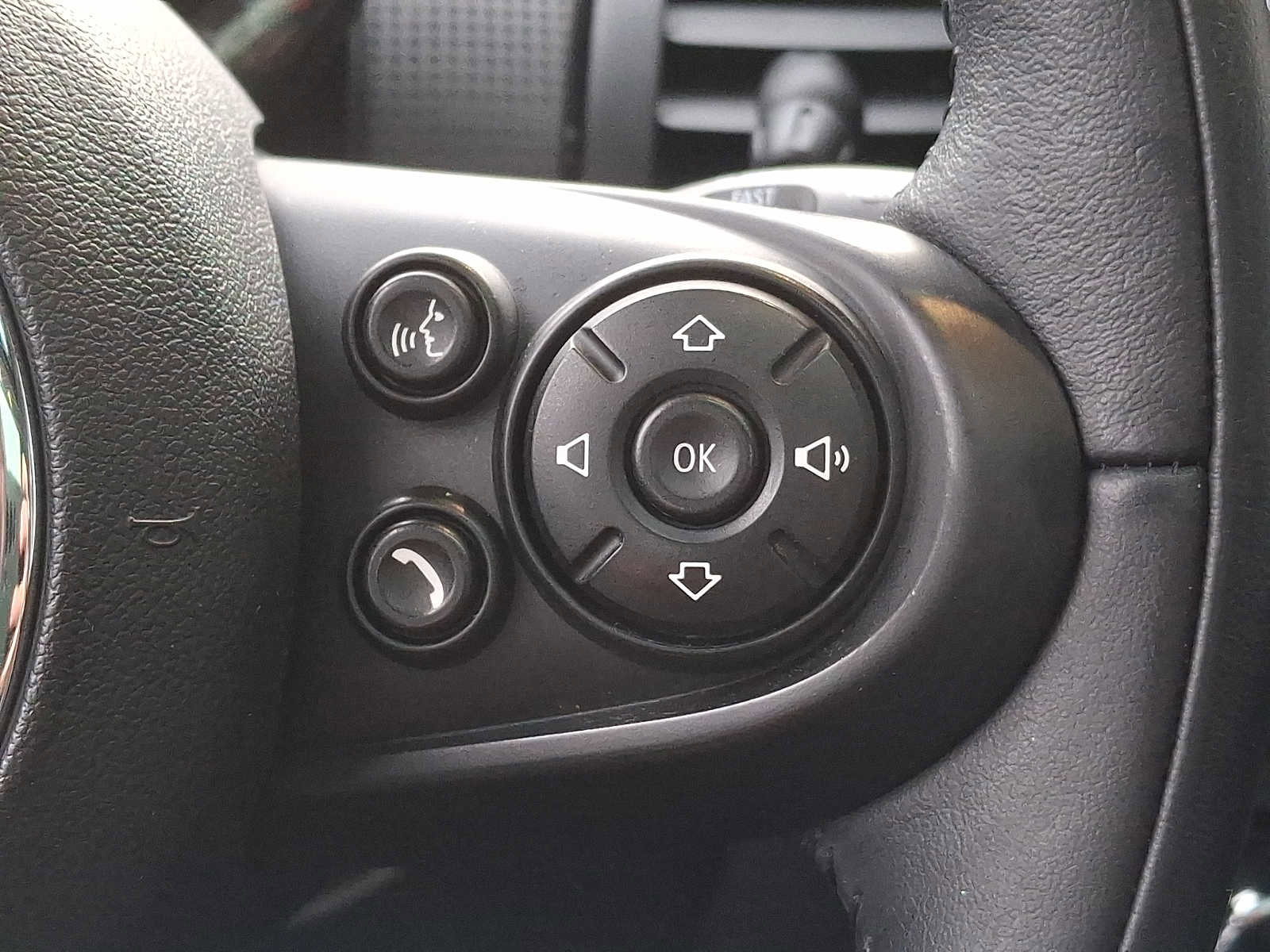 Used 2019 MINI Cooper 4-Door Hardtop w/ Signature Upholstery Package image 20