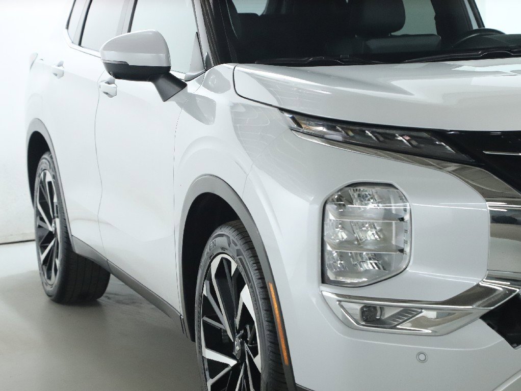 Used 2024 Mitsubishi Outlander SE image 9