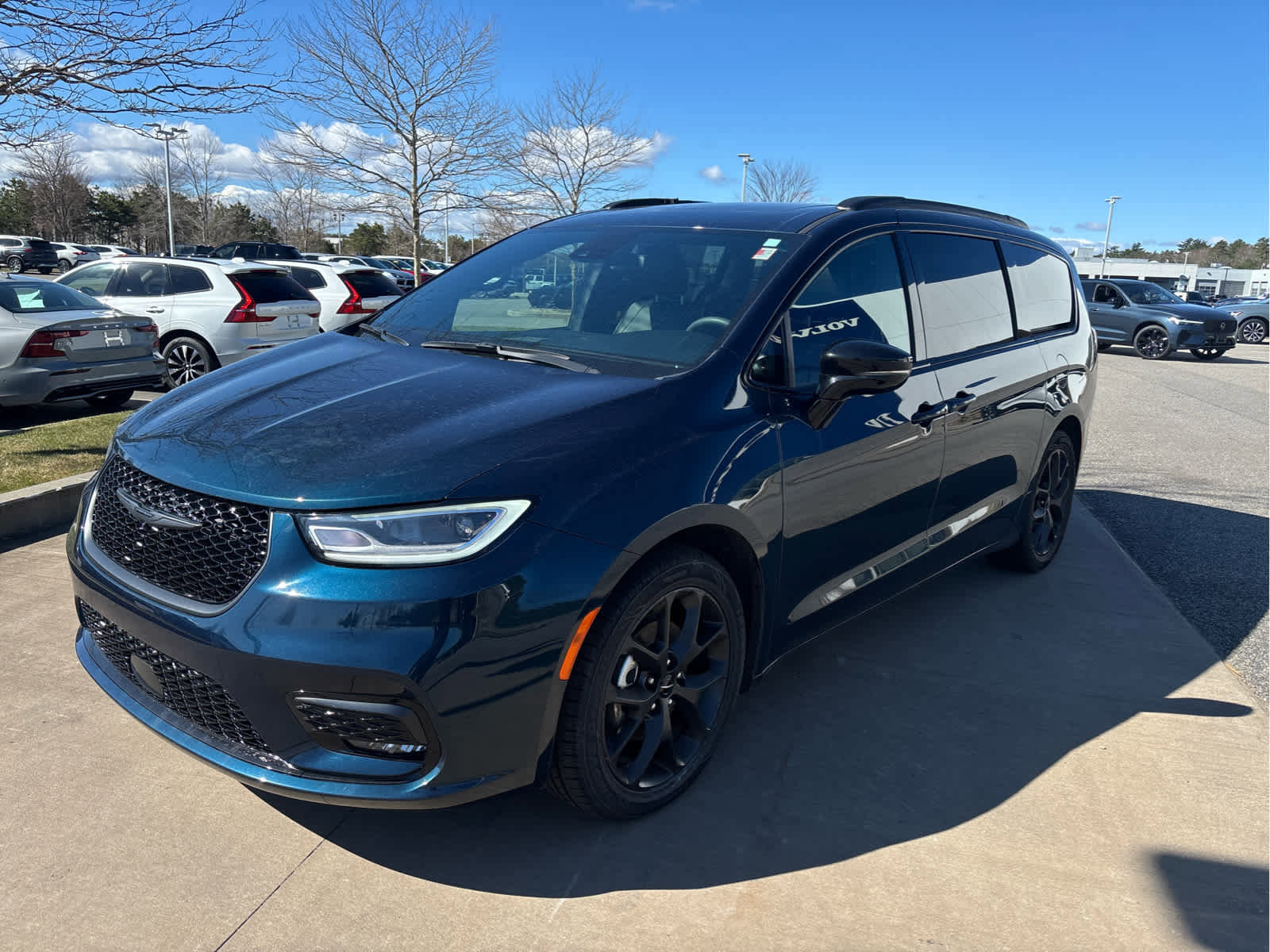 Used 2025 Chrysler Pacifica Limited image 3