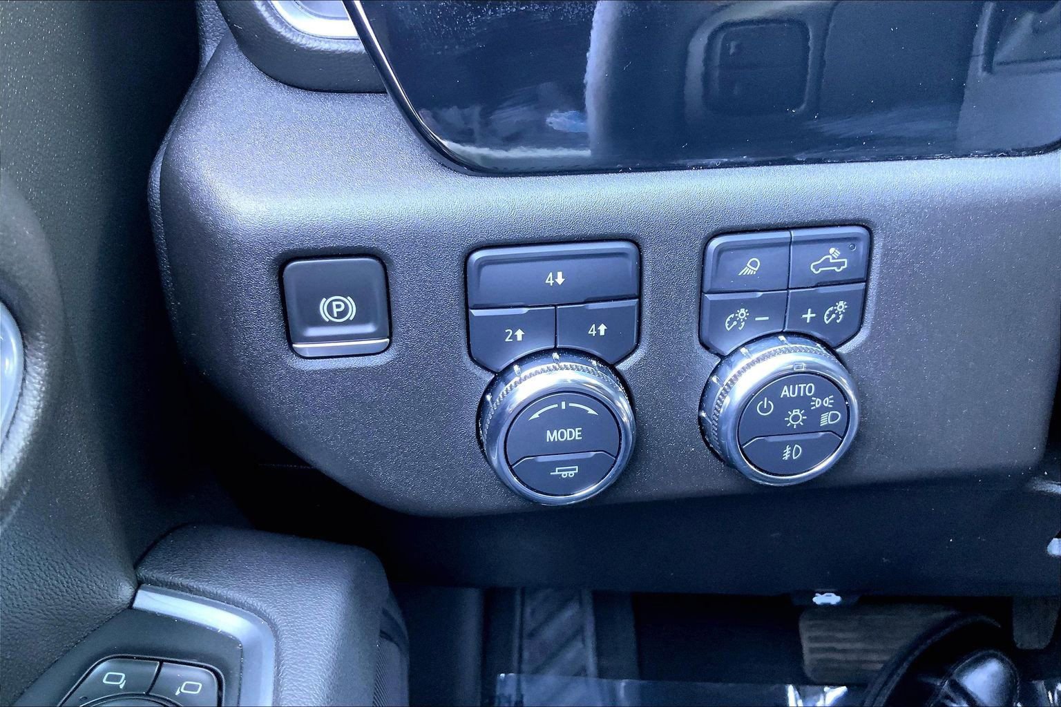 Used 2025 GMC Sierra 2500 SLE w/ SLE Value Package; AWD/4WD image 28