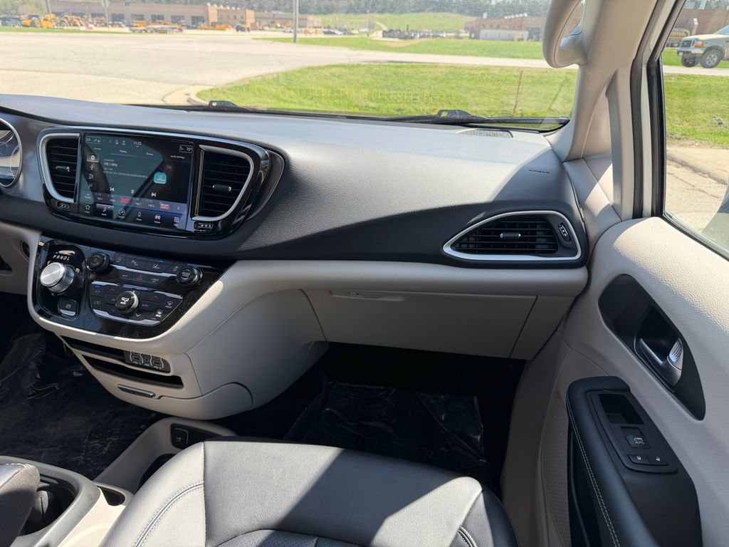 Used 2024 Chrysler Pacifica Touring-L FWD image 23