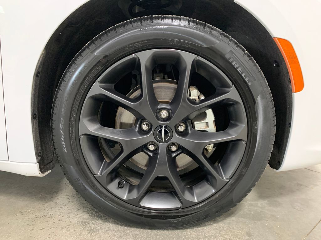 Used 2023 Chrysler Pacifica Touring-L FWD image 12