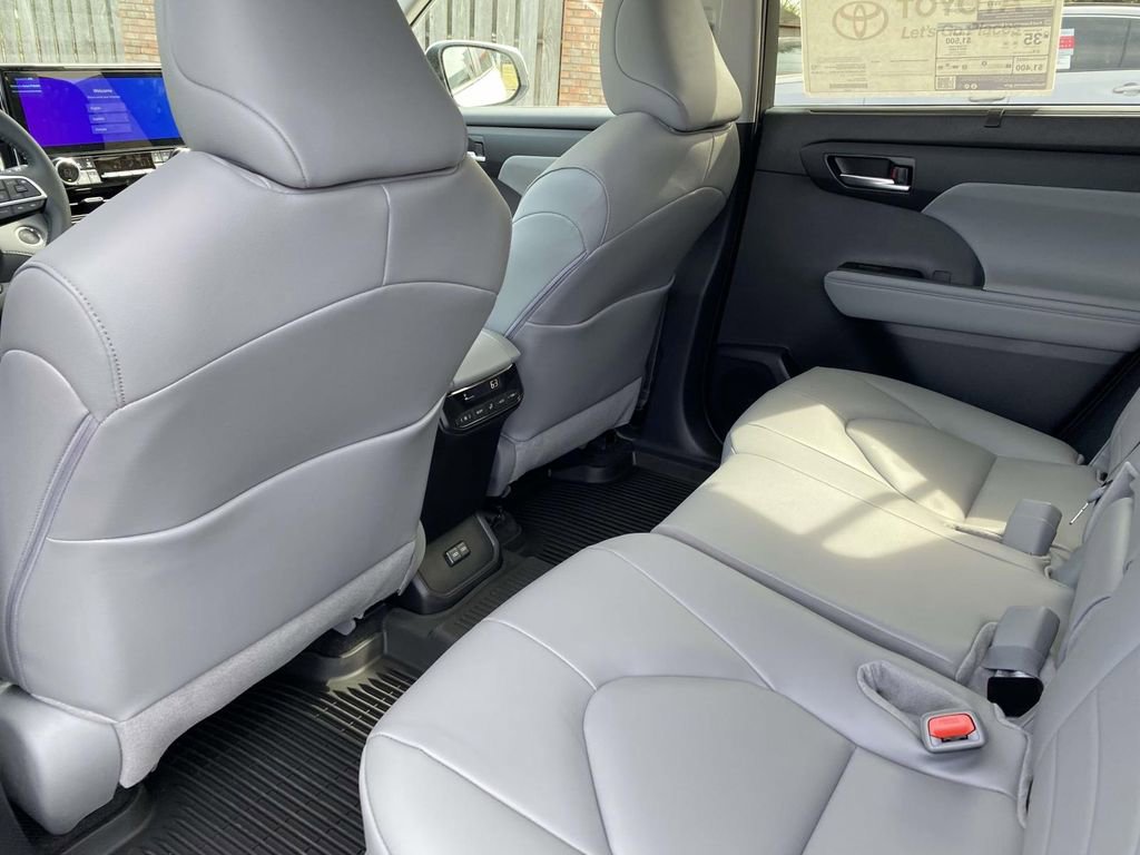 Used 2026 Toyota Highlander XLE AWD/4WD image 7