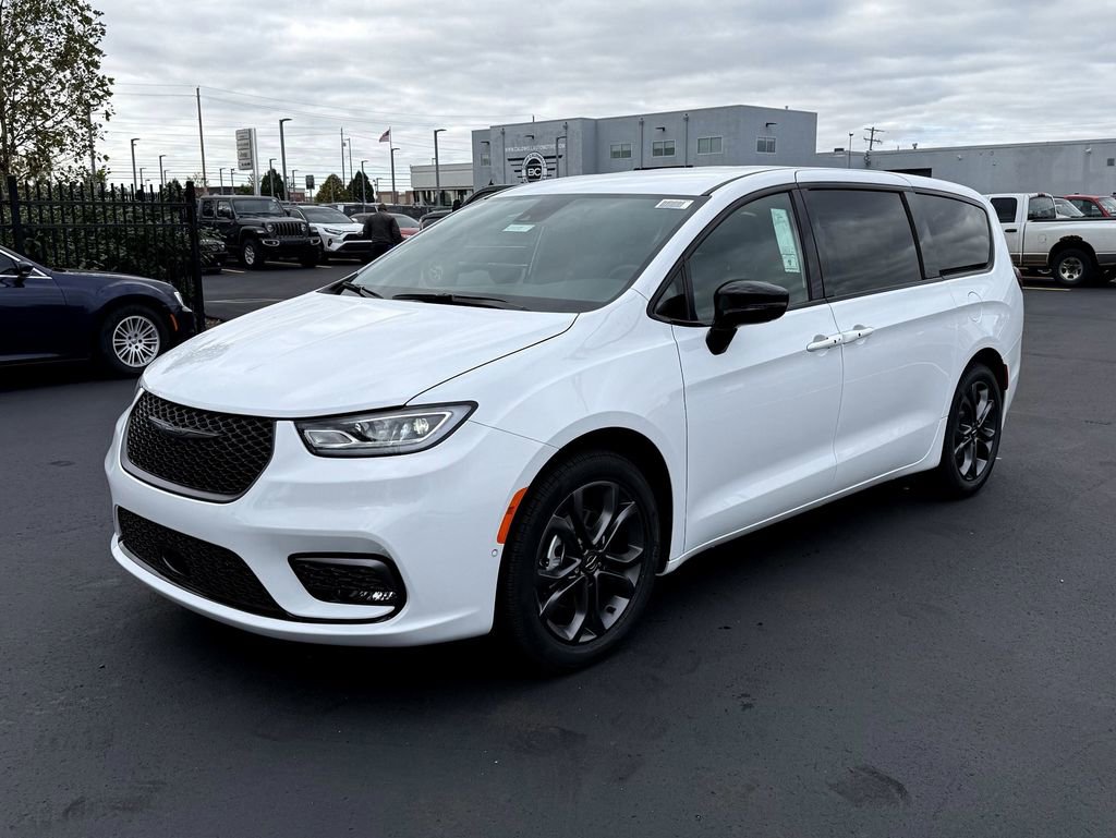 New 2026 Chrysler Pacifica Select image 3