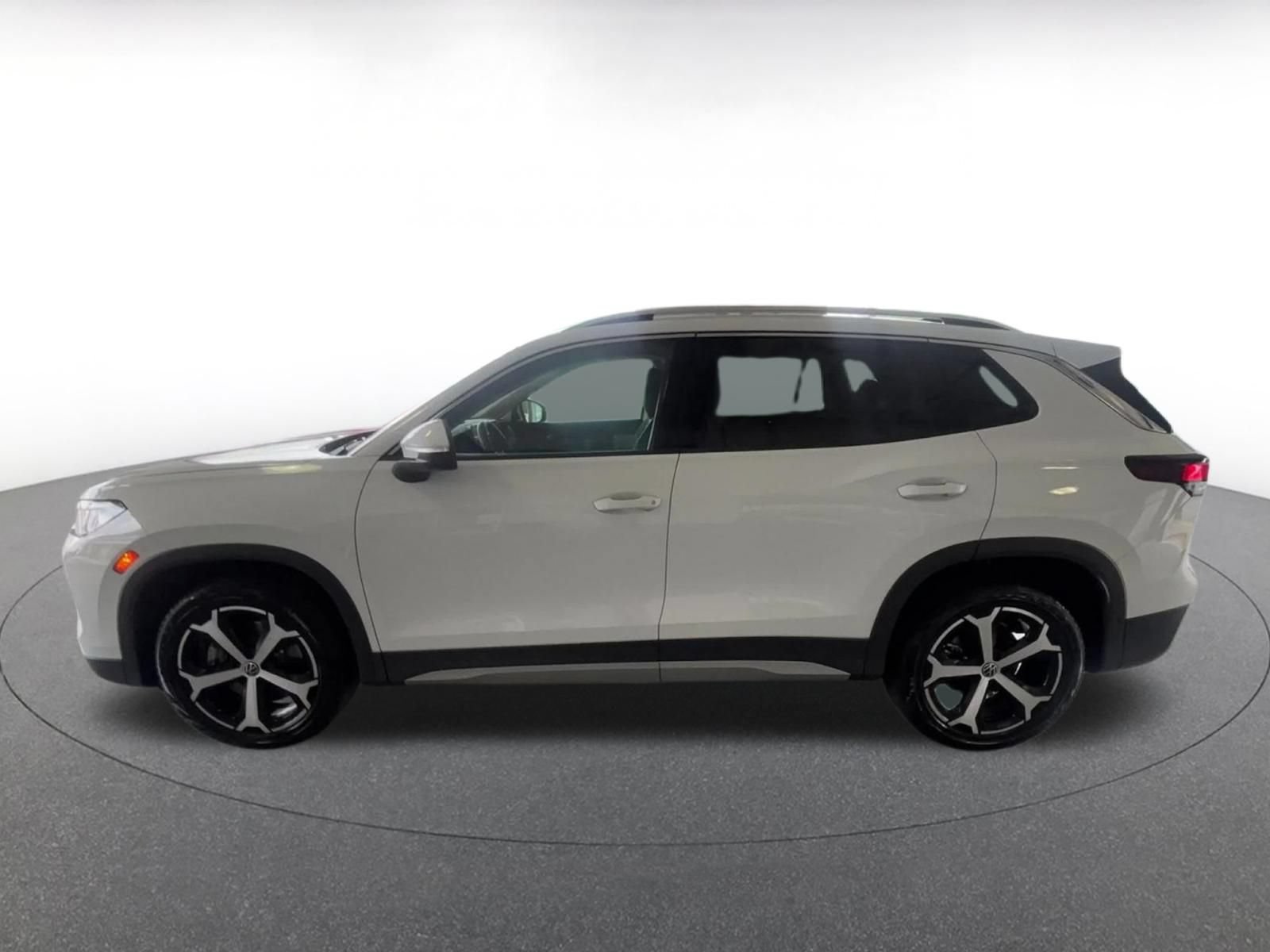 Used 2026 Volkswagen Tiguan SE AWD/4WD image 8
