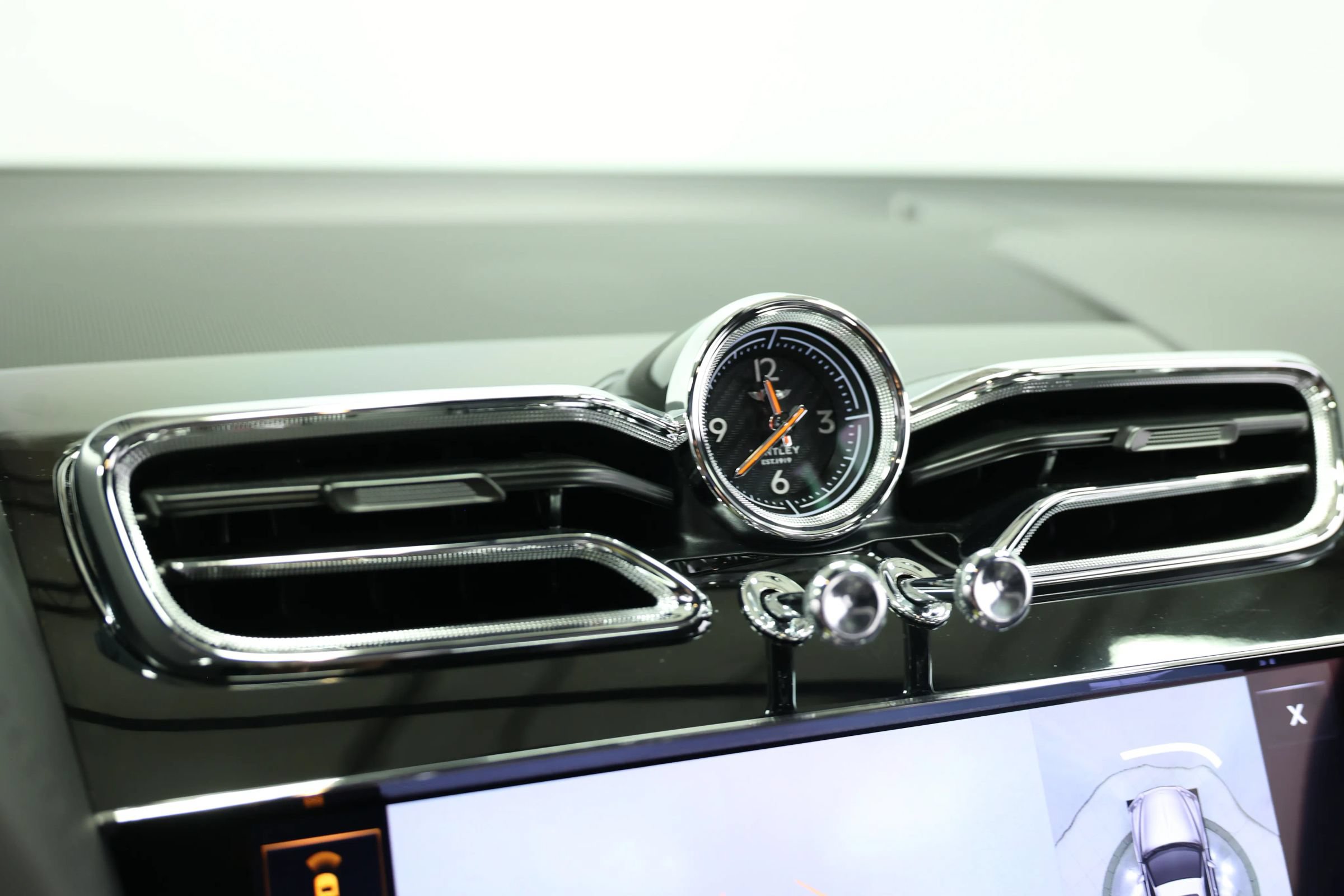 Used 2023 Bentley Bentayga Extended Wheelbase AWD/4WD image 39