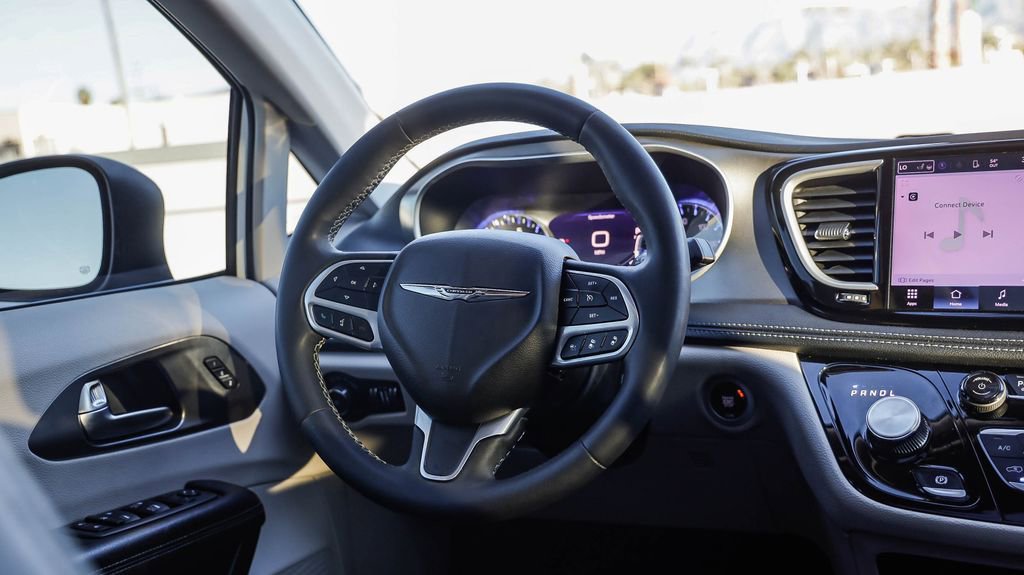 Certified 2023 Chrysler Pacifica Touring-L image 17