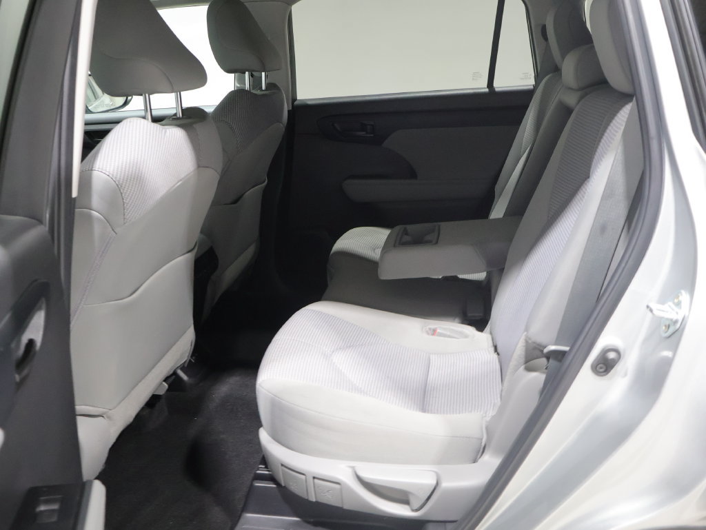 Used 2024 Toyota Highlander LE AWD/4WD image 18