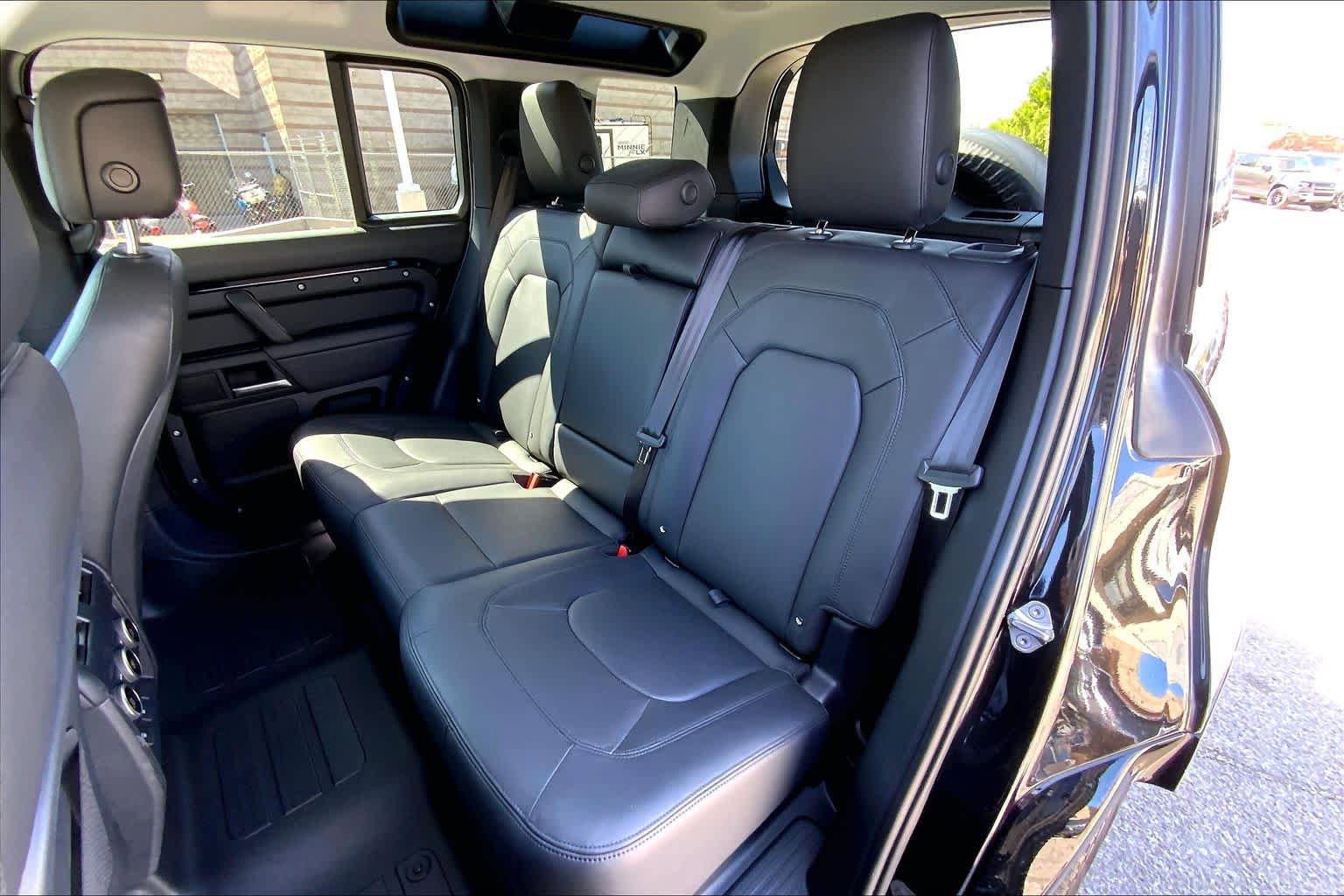 Certified 2025 Land Rover Defender 110 X-Dynamic SE image 19