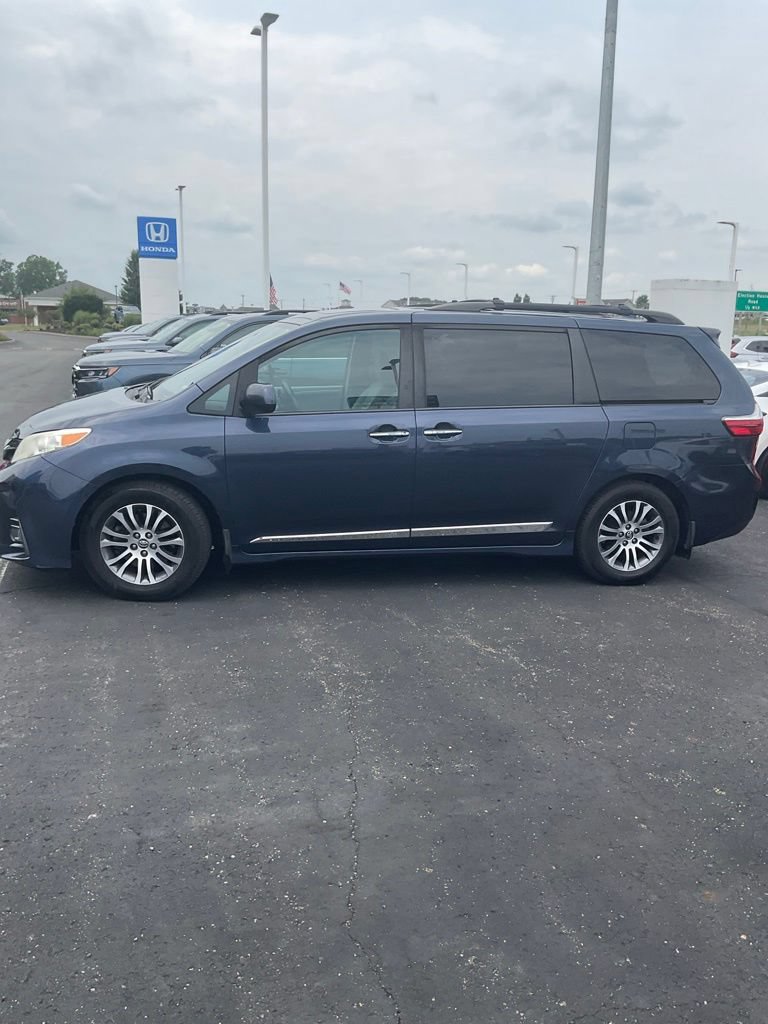 Used 2019 Toyota Sienna XLE w/ XLE Navigation Package FWD image 3