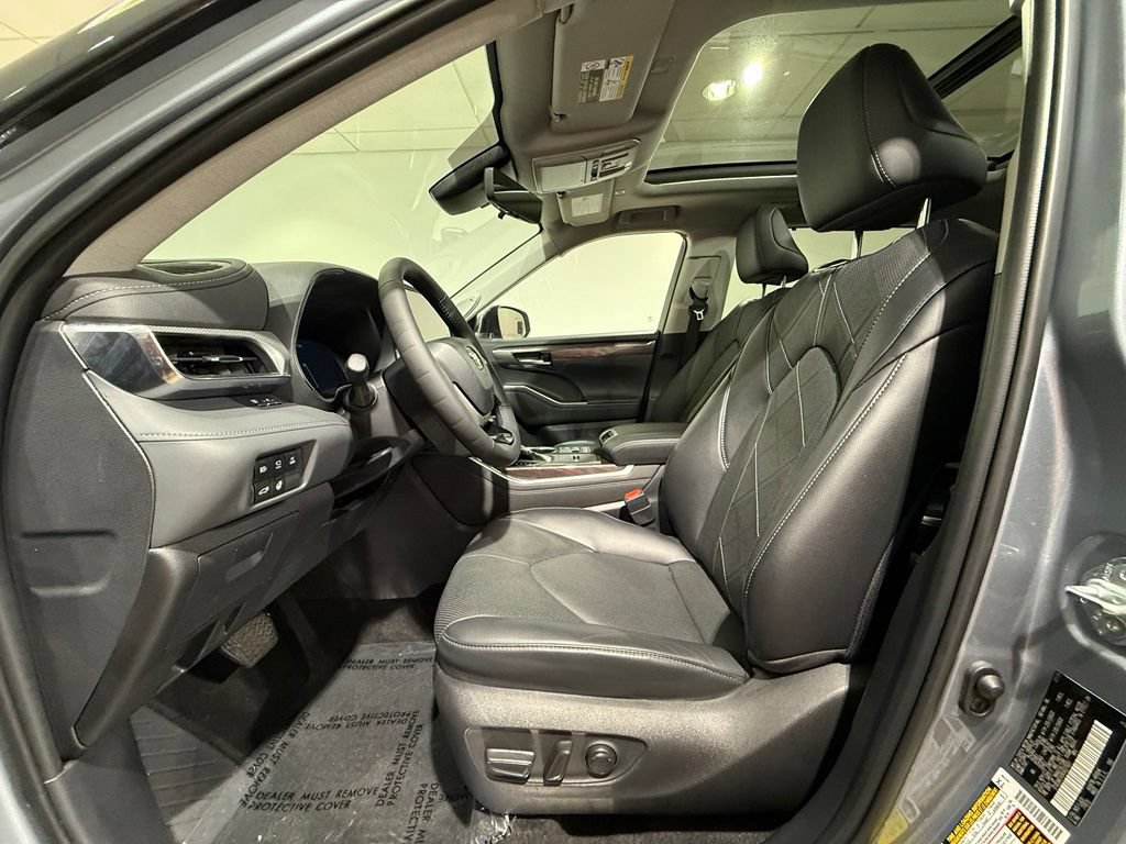 Certified 2024 Toyota Highlander Platinum AWD/4WD image 13