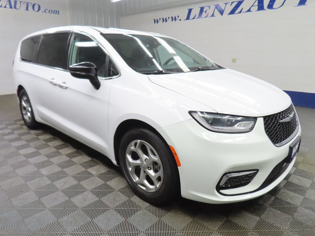 Used 2024 Chrysler Pacifica Limited FWD image 3